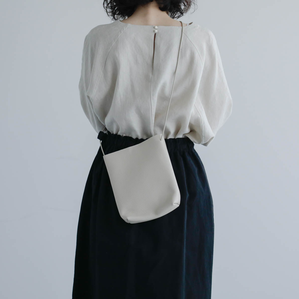 【ほぼ新品】刺繍バックロゴ Ｆサイズ 長財布も手帳もすっぽり。ポケットのようなショルダーバッグ