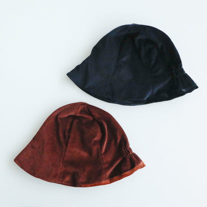 brownとNavyの2色から。Navy は、ブラックに近い暗めのネイビー。Brownは落ち着いたレッドのような明るめのブラウン