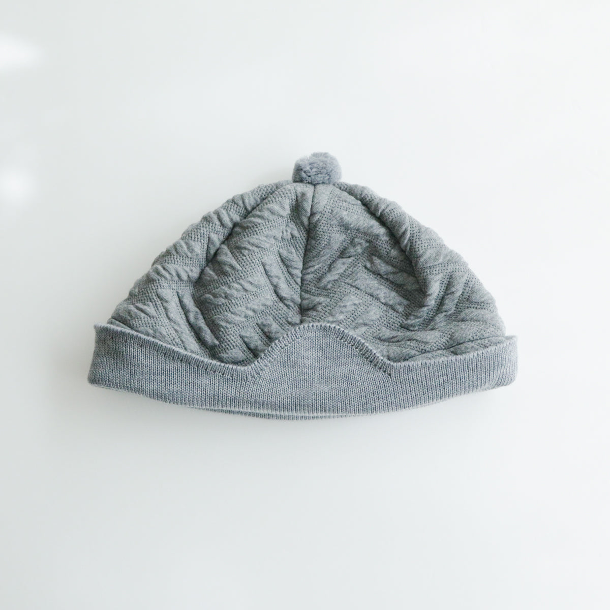 フラップを折るとこんな感じに。小さなポンポンが隠れたポイント