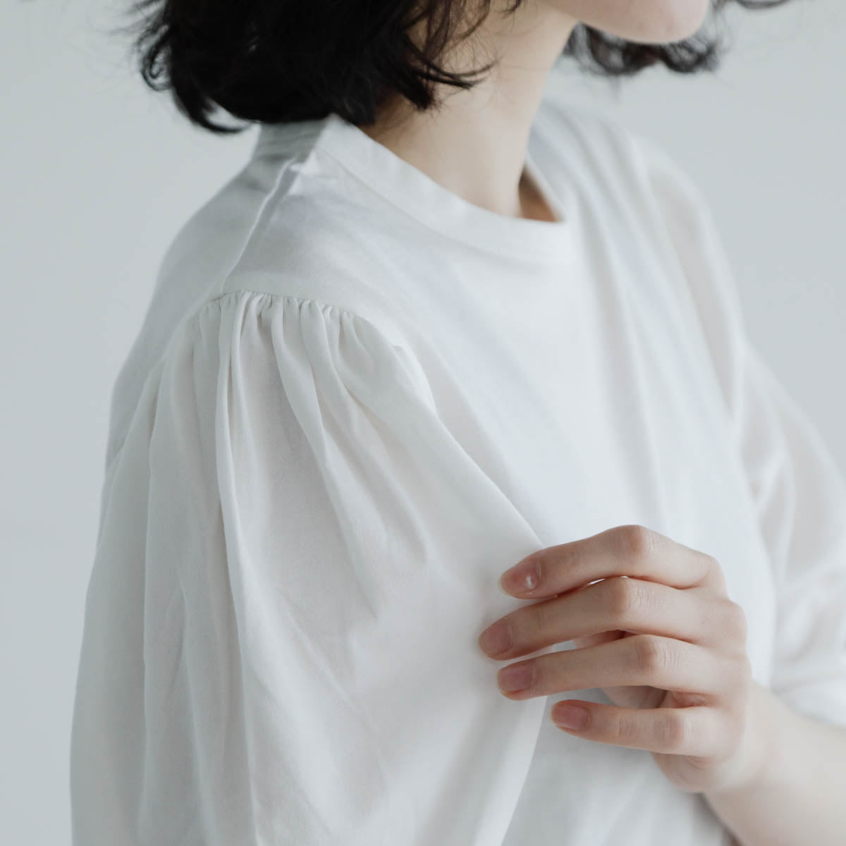 たっぷりとしたギャザーの入ったパフスリーブ
