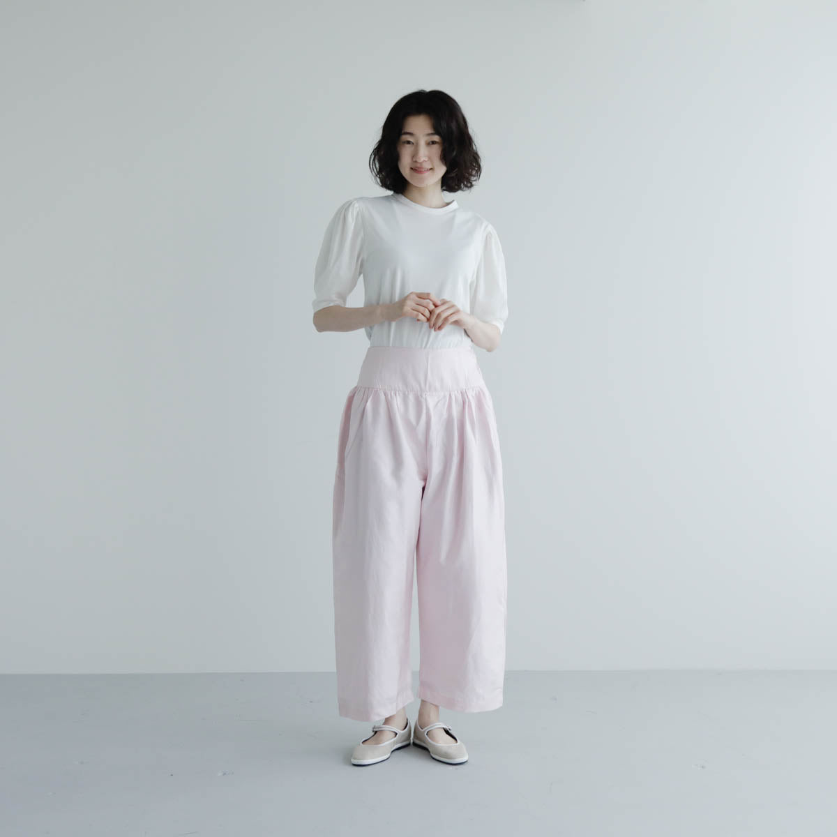 手仕事が詰まった、シルク素材の万能タックパンツ – Envelope