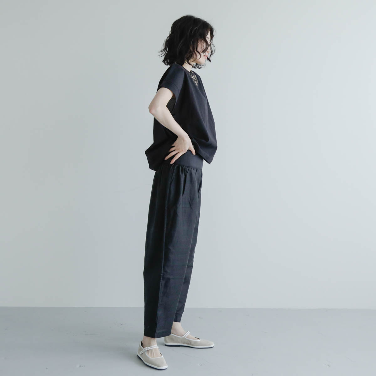 手仕事が詰まった、シルク素材の万能タックパンツ – Envelope