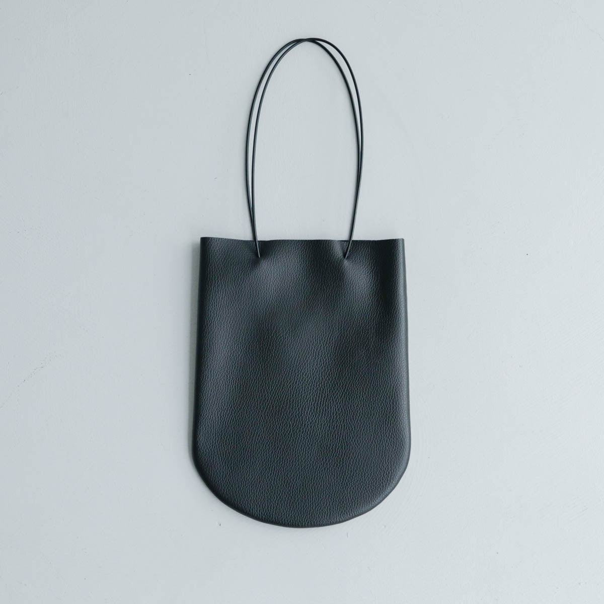 マチ部分を兼ねた半円の底。軽やかさが魅力のミニトート – Envelope