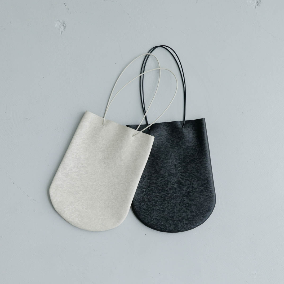 マチ部分を兼ねた半円の底。軽やかさが魅力のミニトート – Envelope