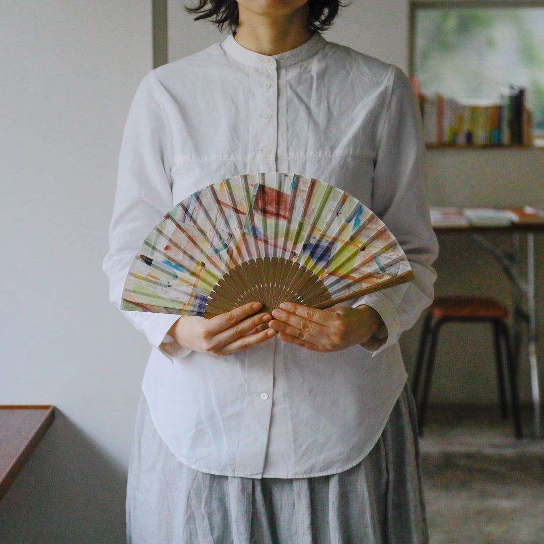 薄いピンクや黄色、薄緑、ネイビーなど柔らかさや落ち着きをもたらす淡い色合い