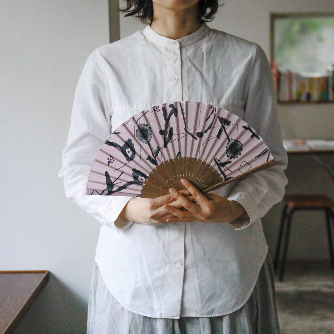 薄いピンク地に墨色で野花がモダンに描かれた一本