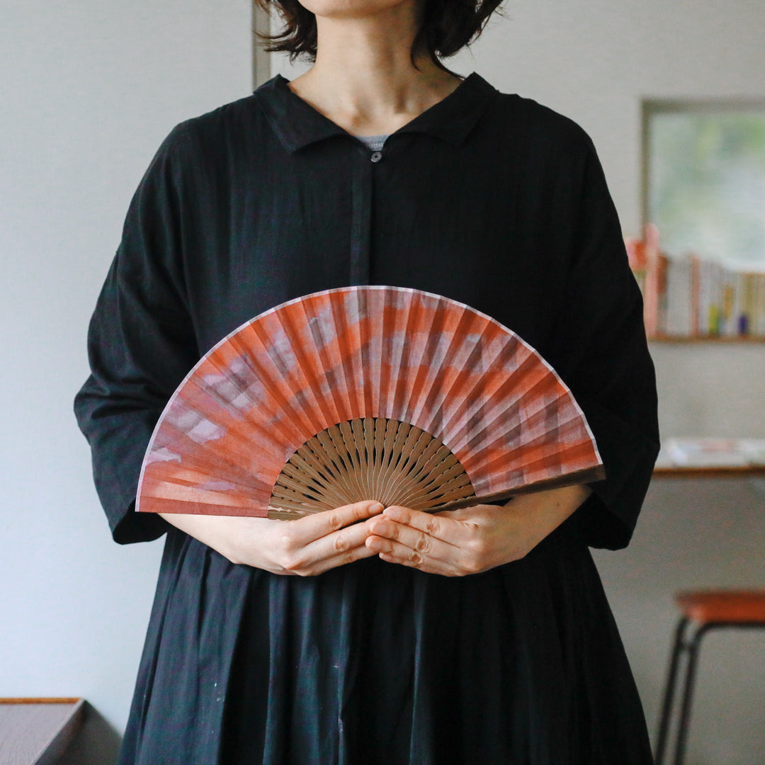幾重にも重なるピンクが、ふわりと満ちるような色合い