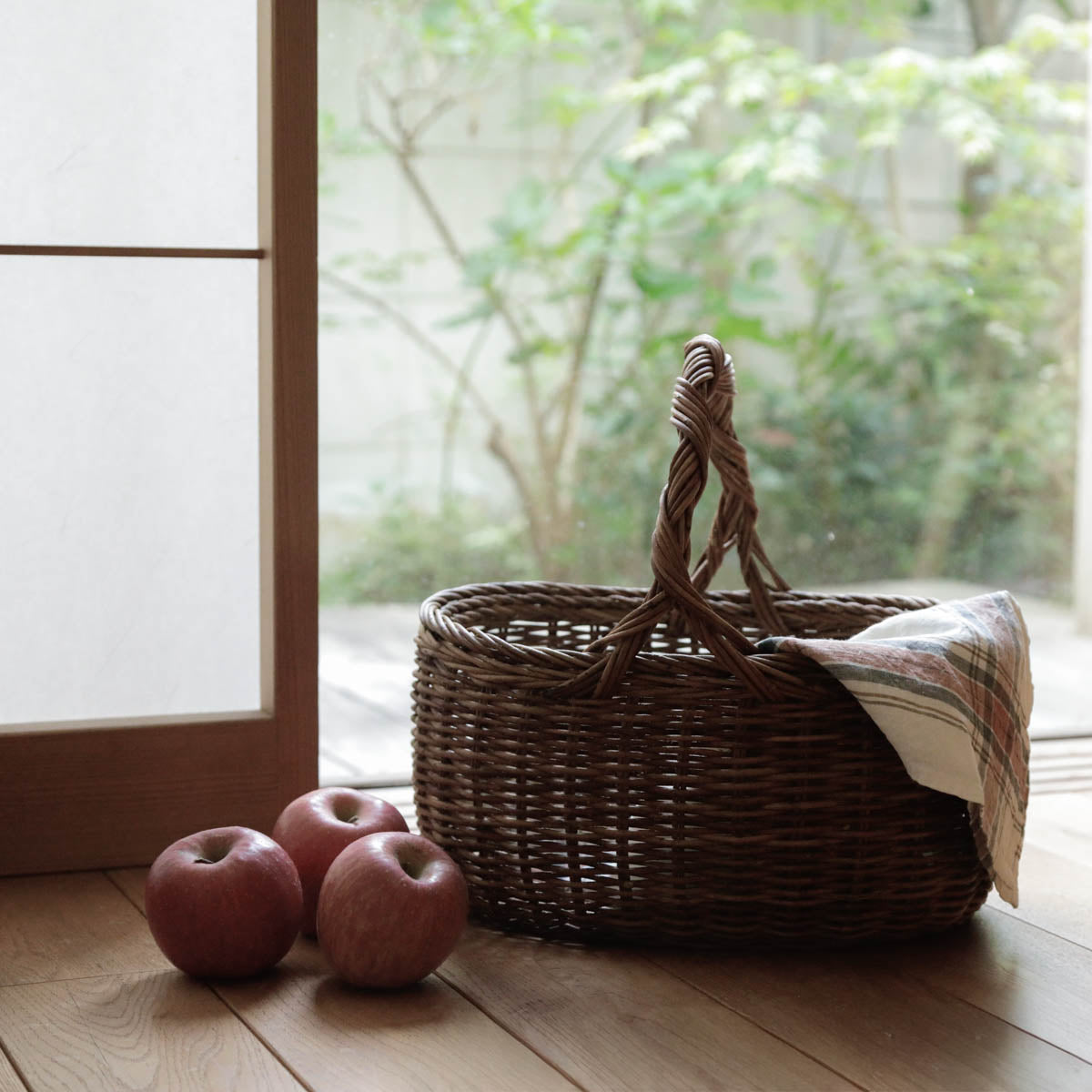 あけび籠　果物　野菜籠 りんごや野菜を受けとめる、深く有機的な佇まいのフォルム – Envelope