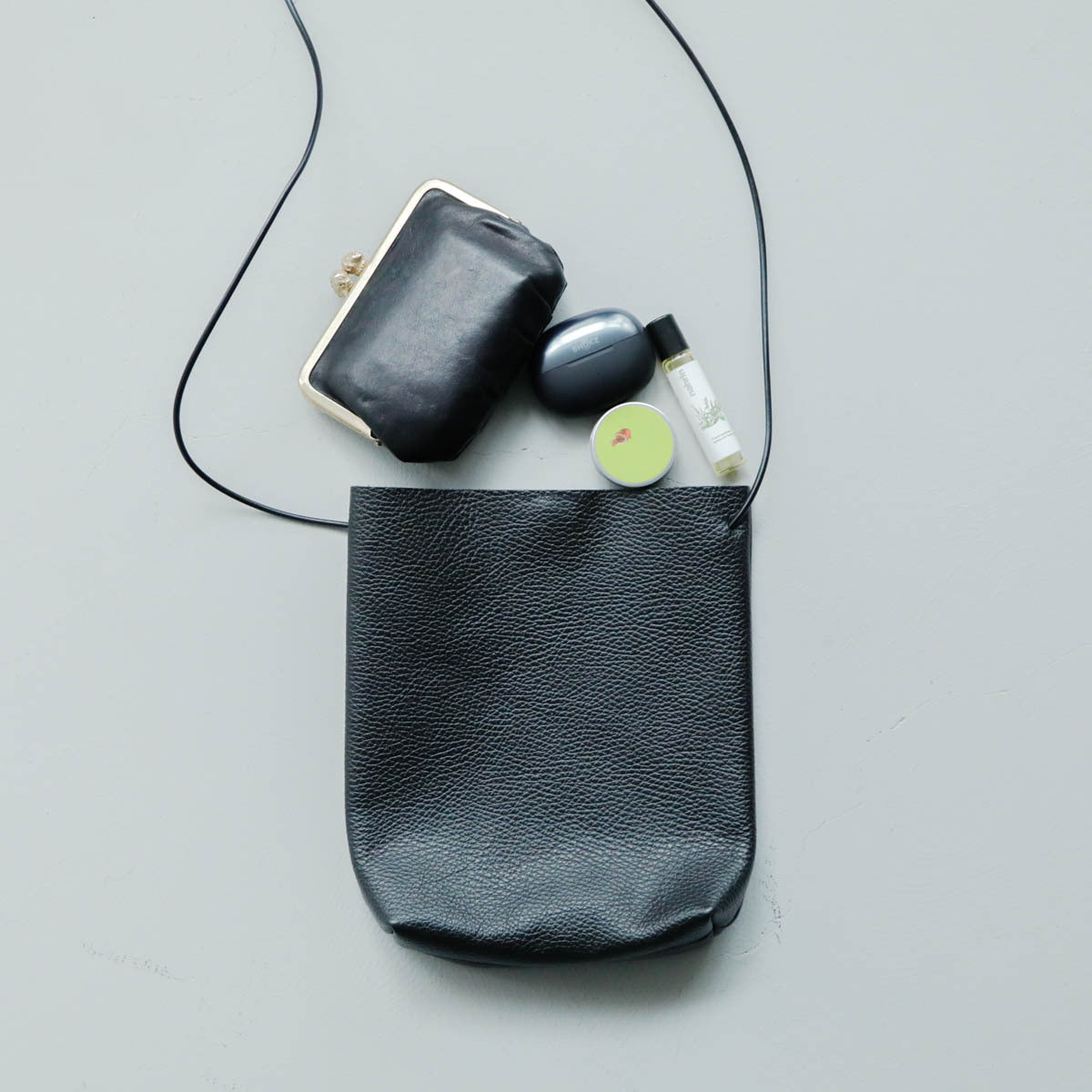 【ほぼ新品】刺繍バックロゴ Ｆサイズ 長財布も手帳もすっぽり。ポケットのようなショルダーバッグ