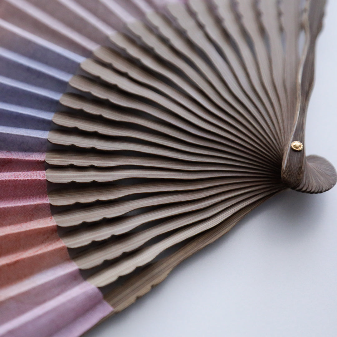 扇骨は日本の伝統的な意匠の「団子型」