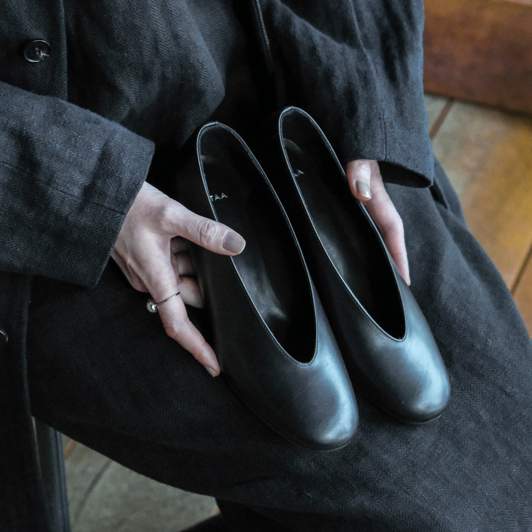 【受注商品】［AUTTAA］ Soft low cut pumps black