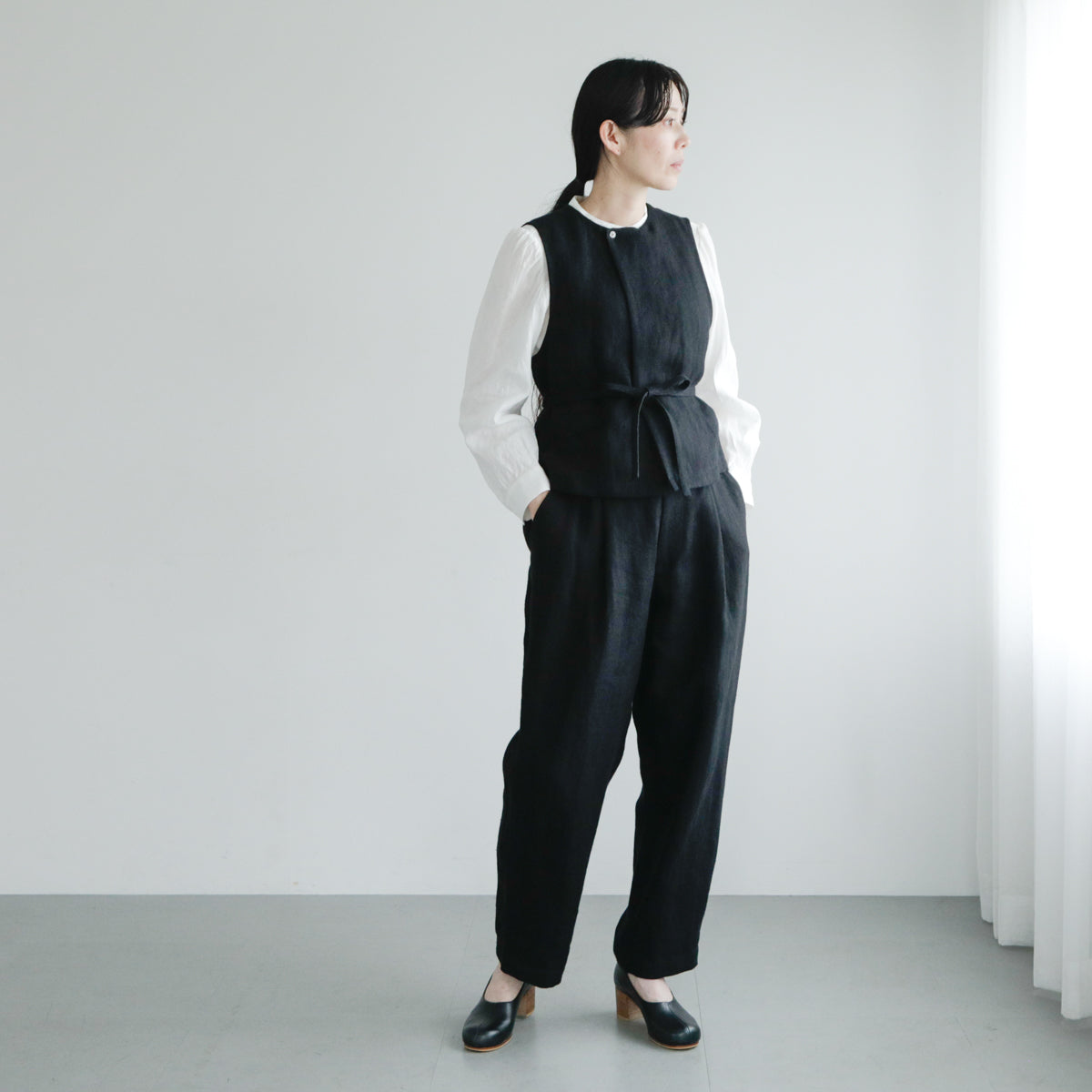 見た目はすっきりなのに、リラックスして穿けるパンツ – Envelope