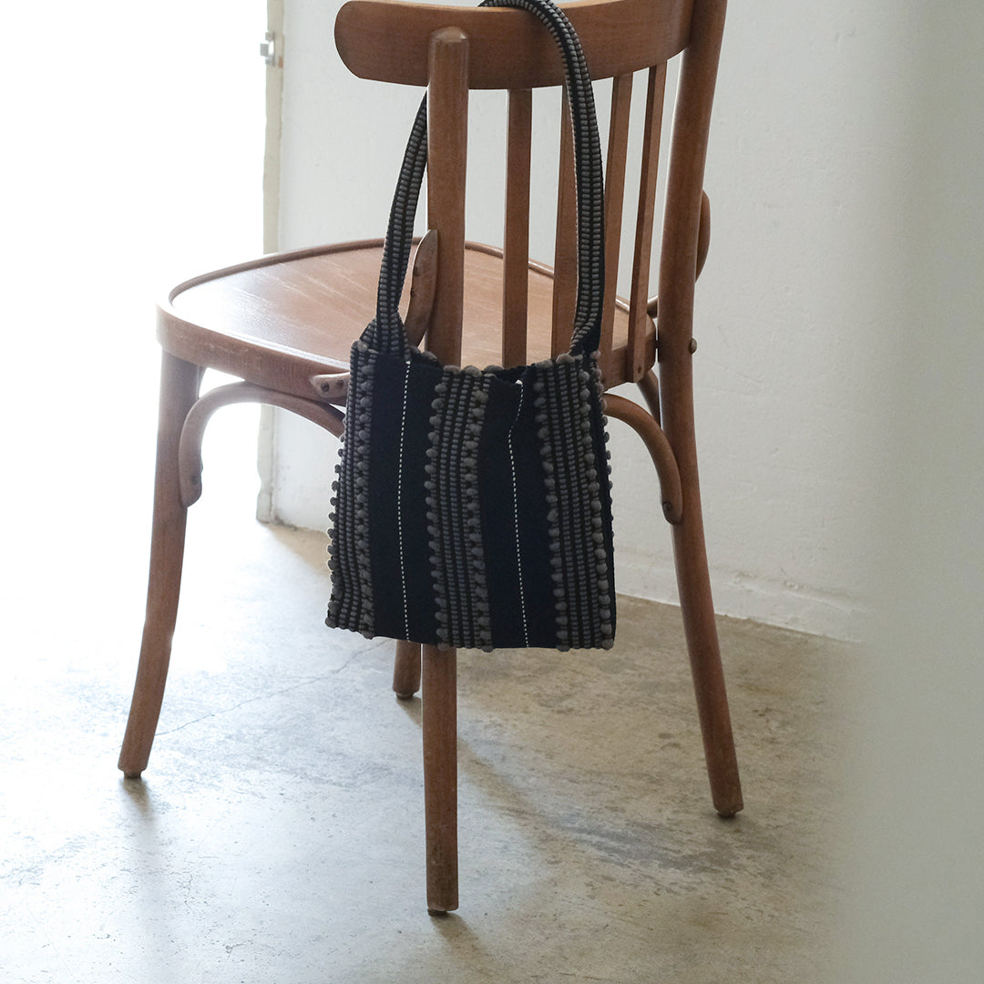 洗練されたやわらかさを添える、サルデーニャ島伝統の手織り布のバッグ