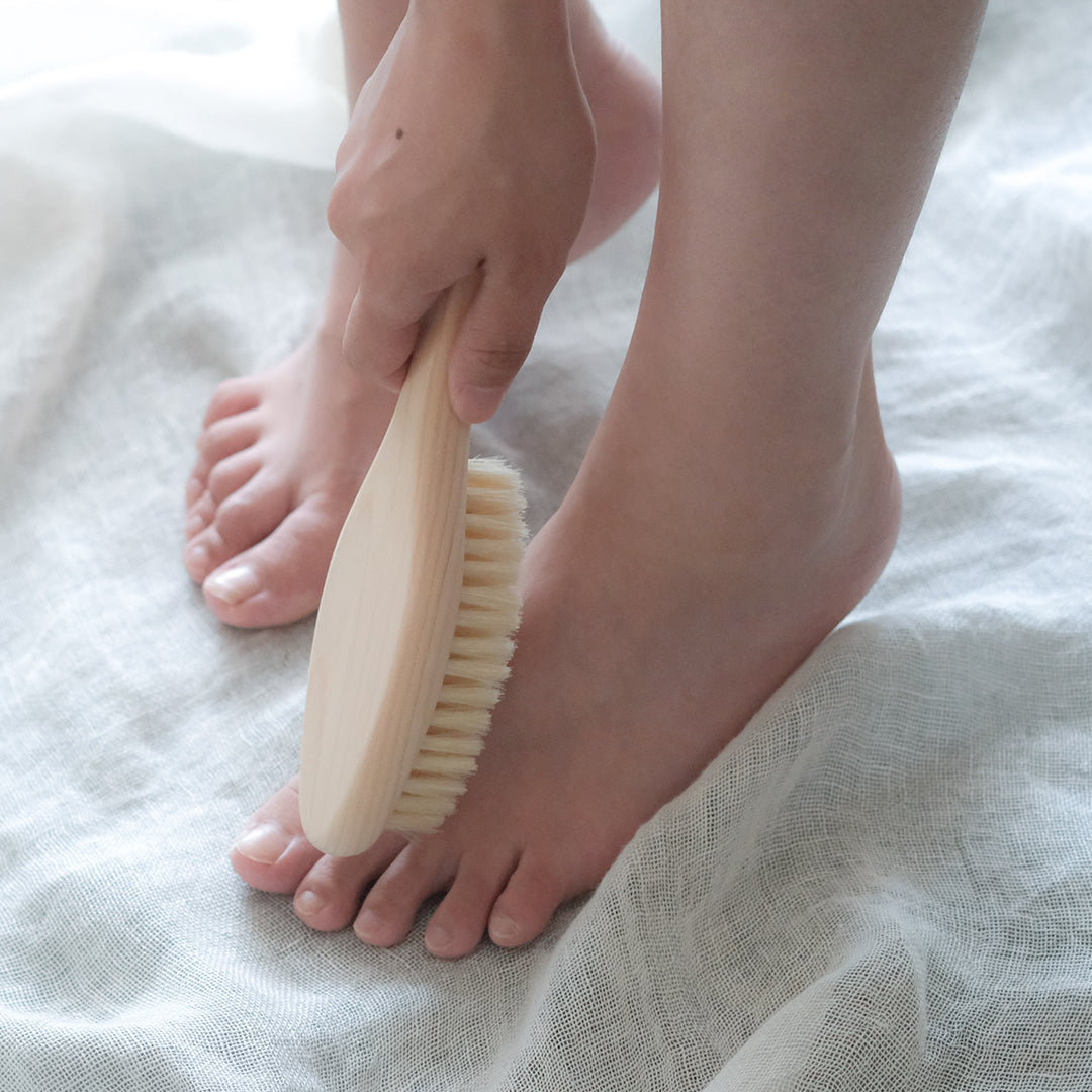 念入りに洗いたい足裏に。職人がつくる豚毛のブラシ – Envelope