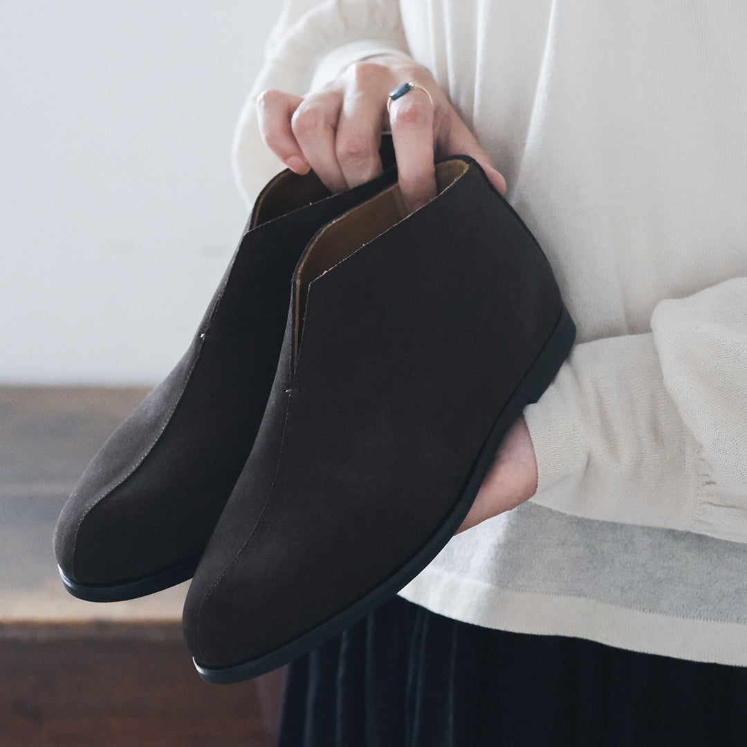 美品◇AUTTAA アウッタ スウェードレザー バックジップ ショートブーツ