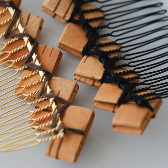 Black金具は黒の糸で、Gold金具はダークグレーの糸で縫い付けられています