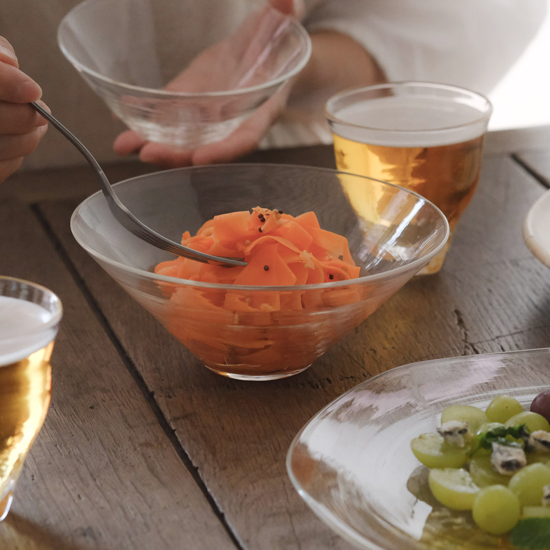 食事を引き立ててくれる、懐の深いガラスの鉢 – Envelope