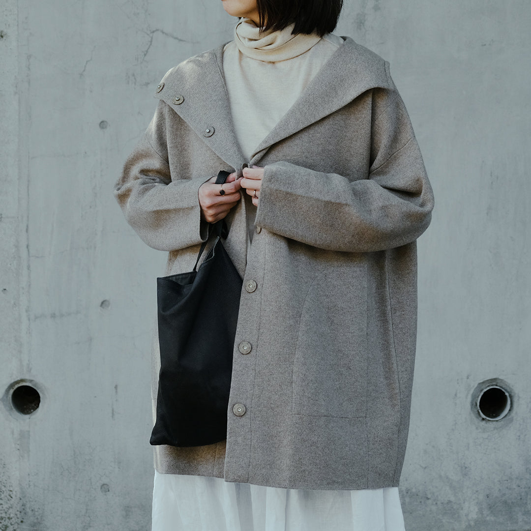 軽やかに羽織れる、大人のフードカシミヤコート – Envelope