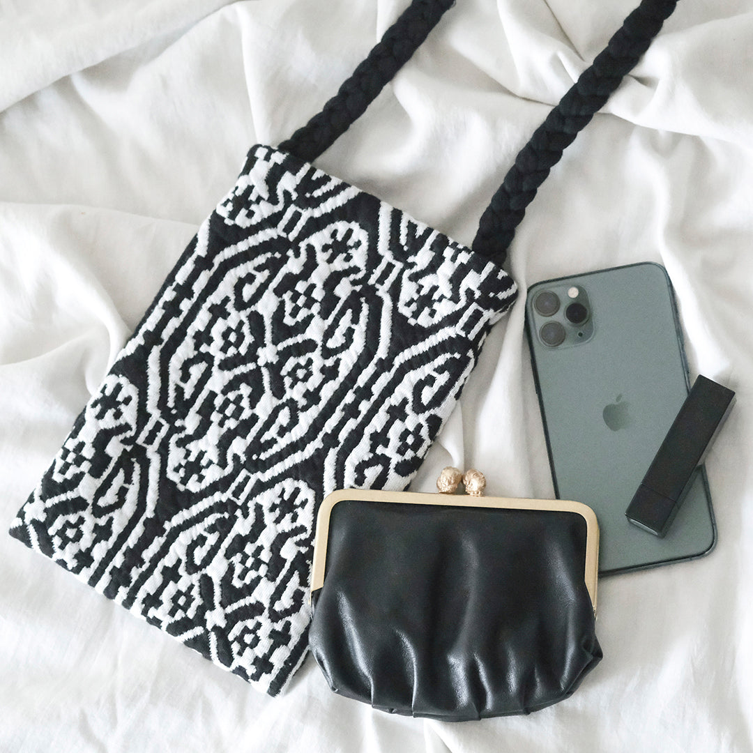 装いの主役にもなる、ぽこぽこのミニバッグ – Envelope - エンベロープ