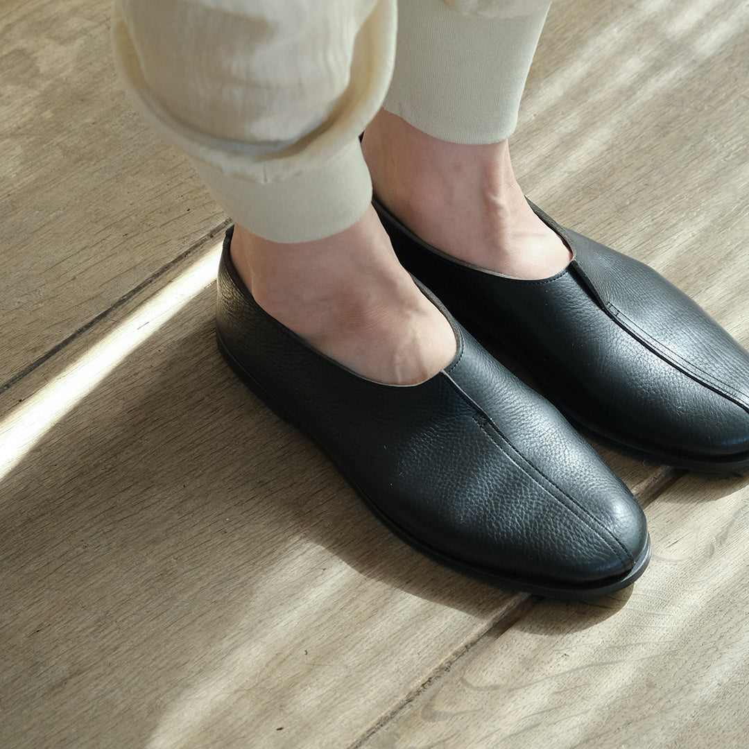 【受注商品】［AUTTAA］Flat oval pumps