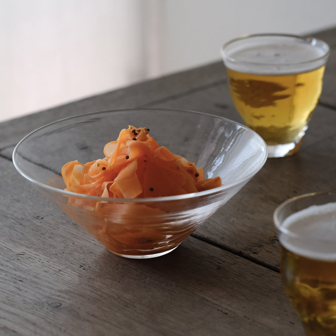 食事を引き立ててくれる、懐の深いガラスの鉢 – Envelope