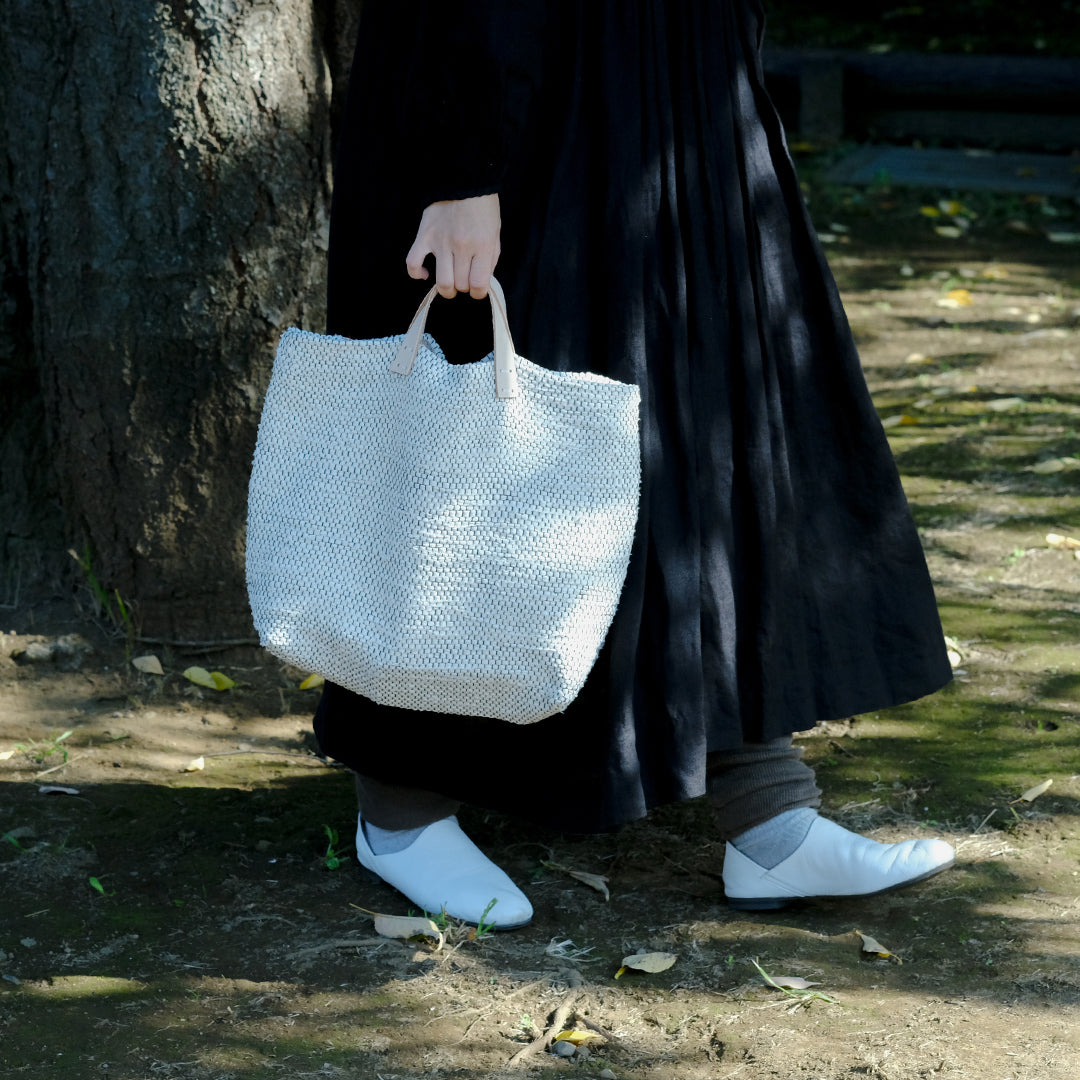 白と黒で織りなす、裂き織りバッグ – Envelope - エンベロープ