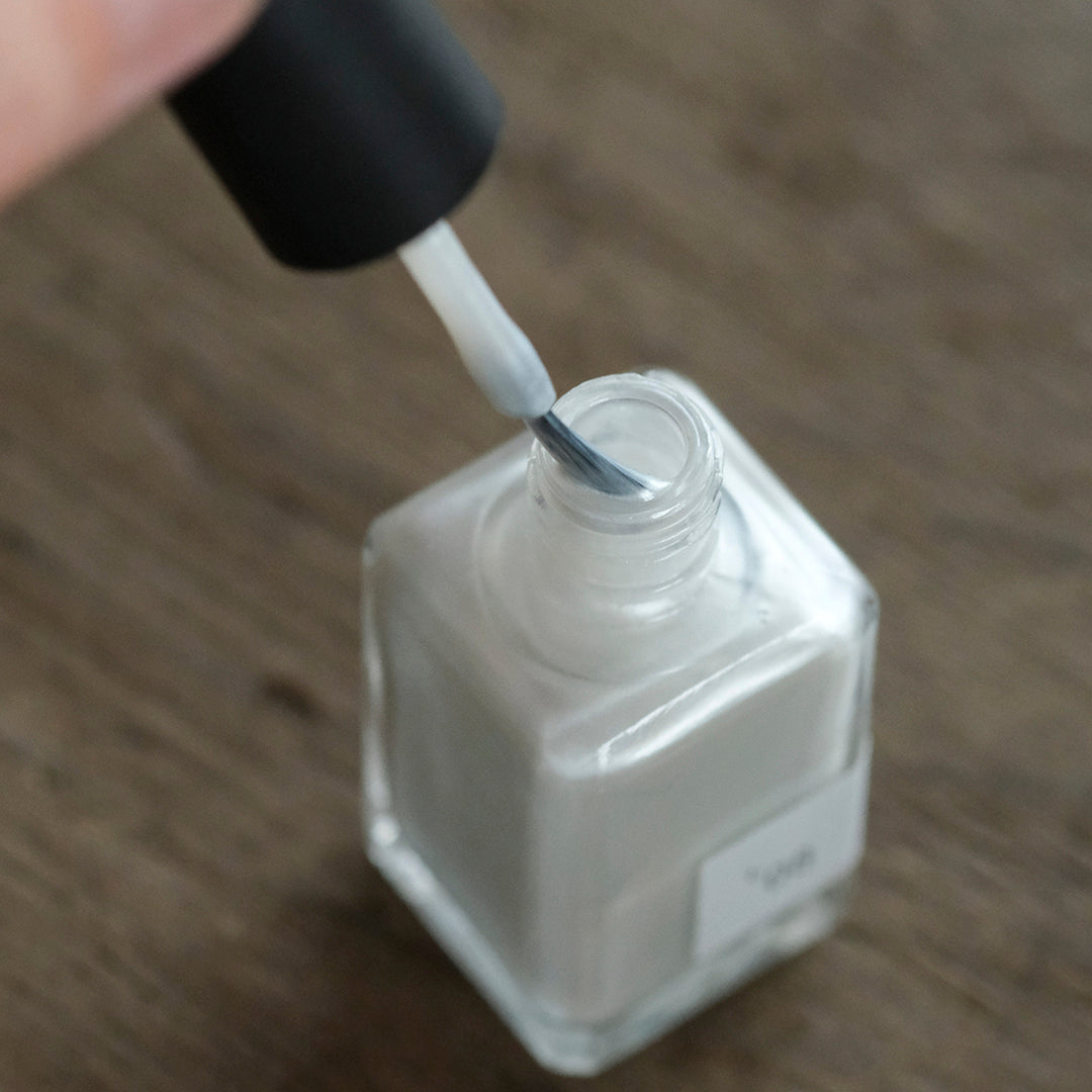 日差しに映える、シャイニーなホワイトグレー – Envelope