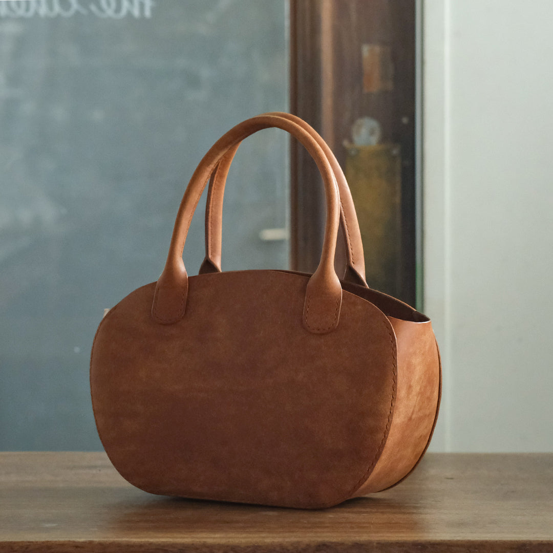 サドルステッチ製法だからこそ叶う、かごのような革バッグ – Envelope