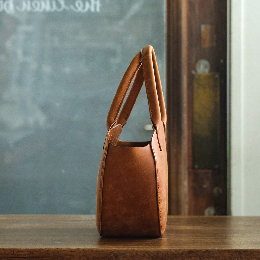 サドルステッチ製法だからこそ叶う、かごのような革バッグ – Envelope