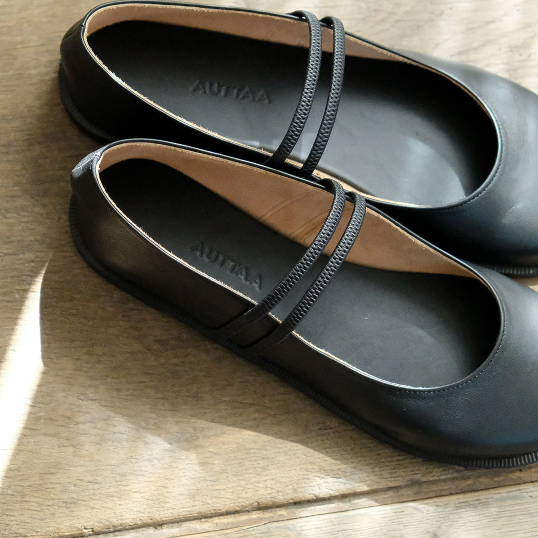 【受注商品】［AUTTAA］Flat oval pumps