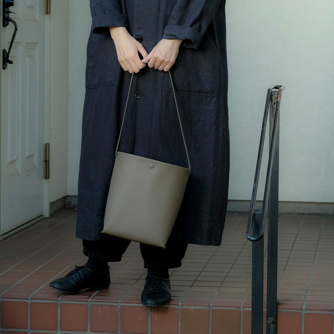 【受注商品】［STUDIO LA CAUSE］包みホックショルダーBG129 EM