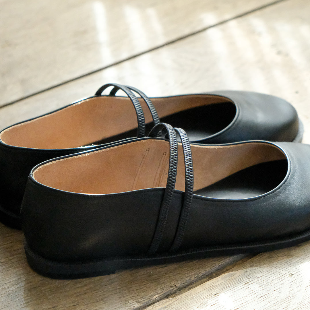 【受注商品】［AUTTAA］Flat oval pumps