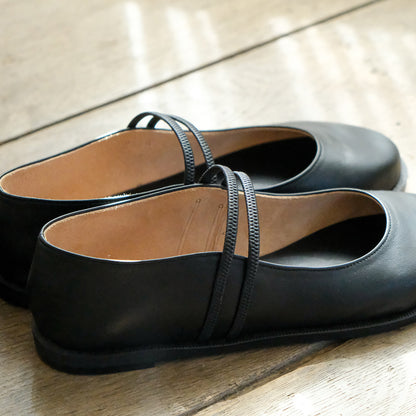 【受注商品】［AUTTAA］Flat oval pumps