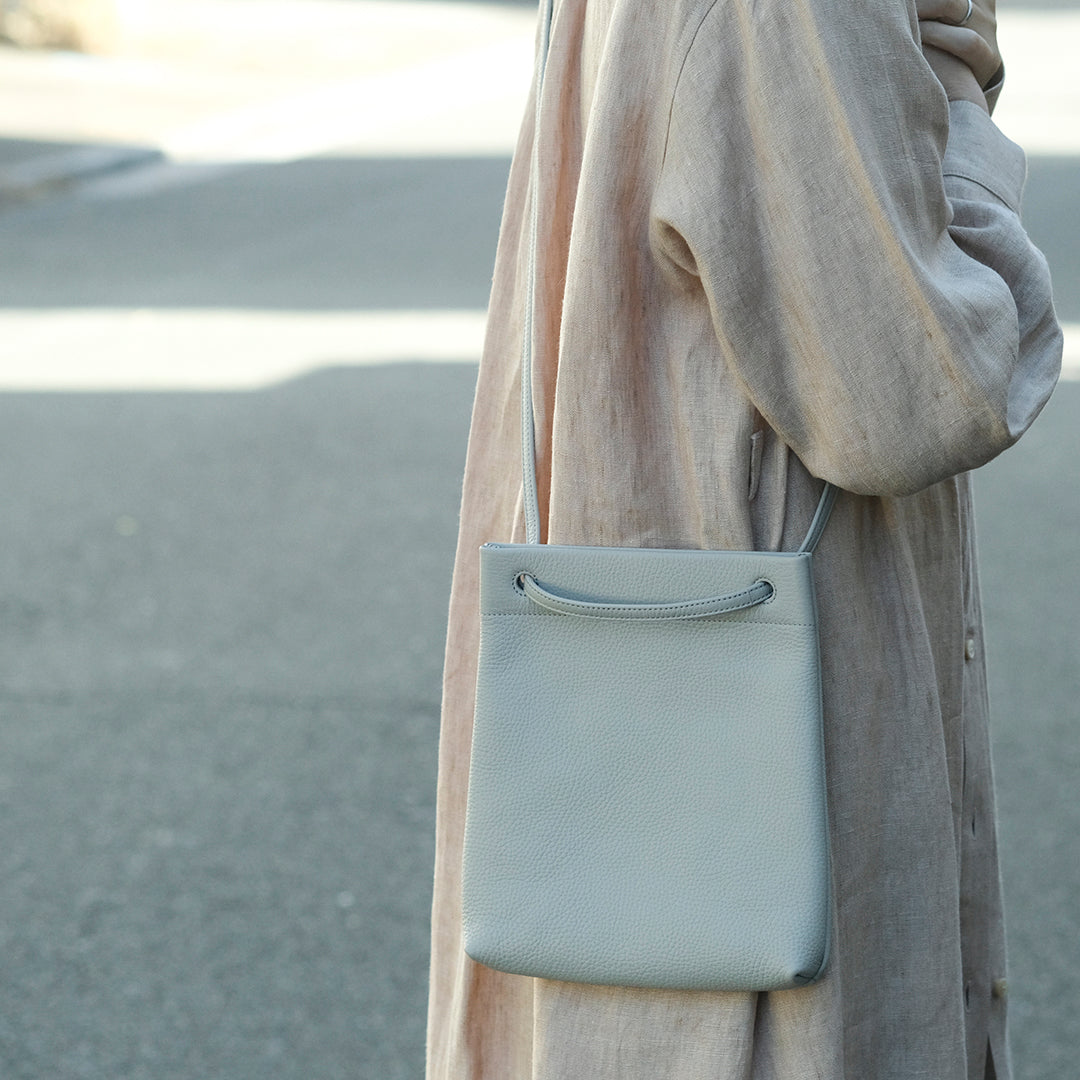 【受注商品】［STUDIO LA CAUSE］タテ型サコッシュBG127 EM