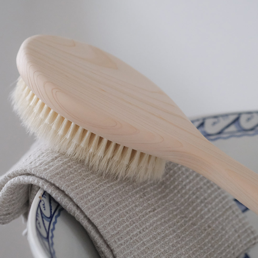 肌にやさしい天然毛。職人がつくる豚毛のボディブラシ – Envelope