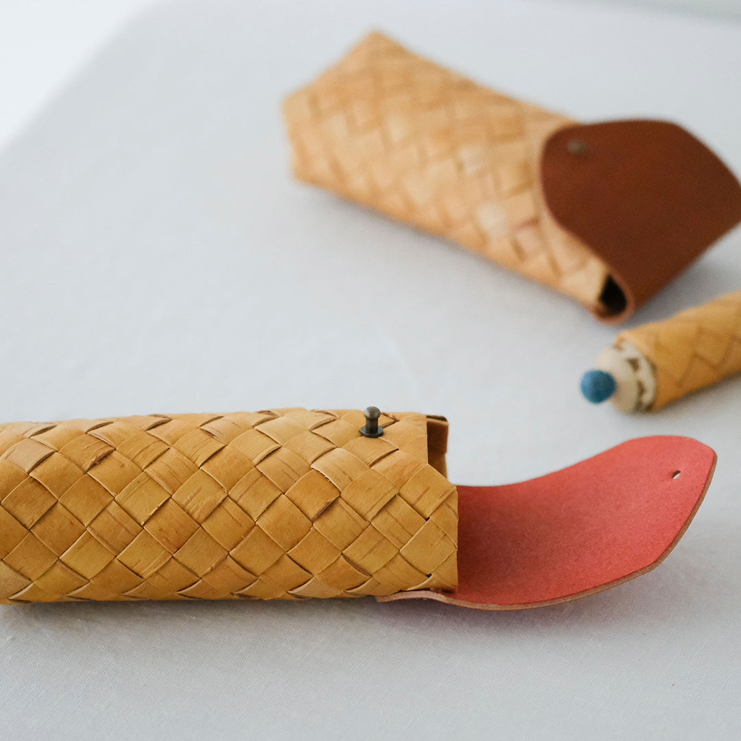 愛され続ける定番品。持ち運ぶのにちょうどよいケース – Envelope