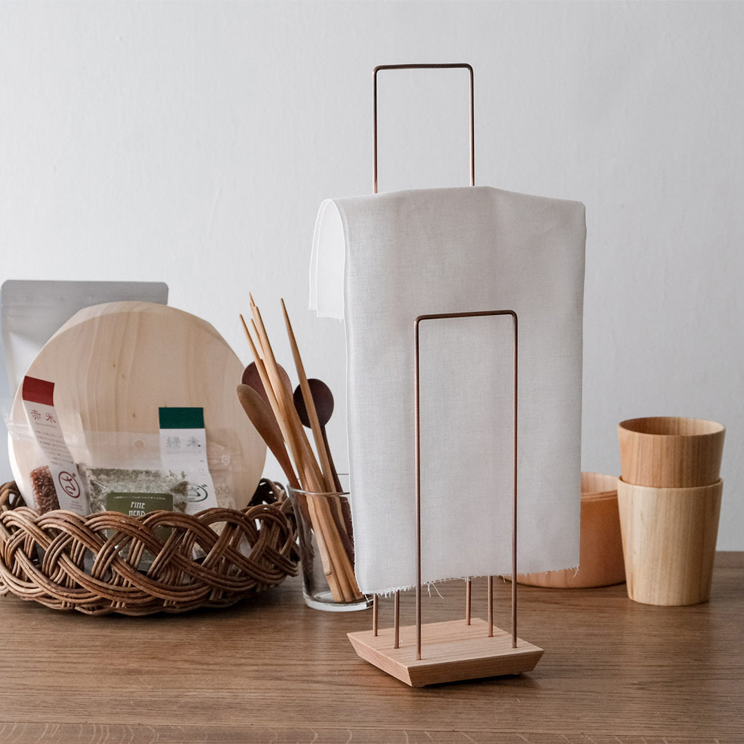 小さなスペースで乾かせる、3枚掛けの和晒ハンガー – Envelope