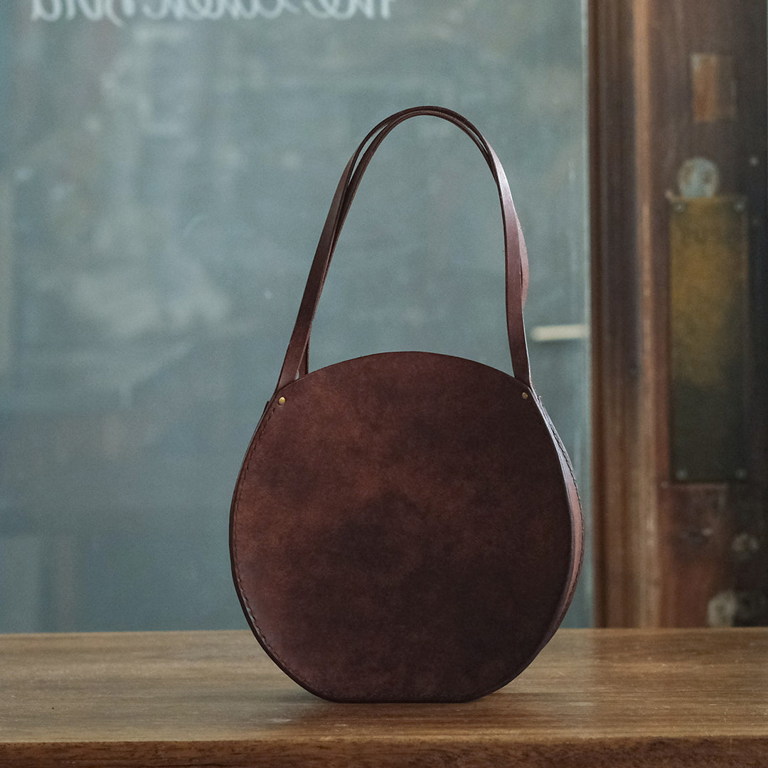 まるい形が個性的。普段にもきれいめな装いにも持てるバッグ
