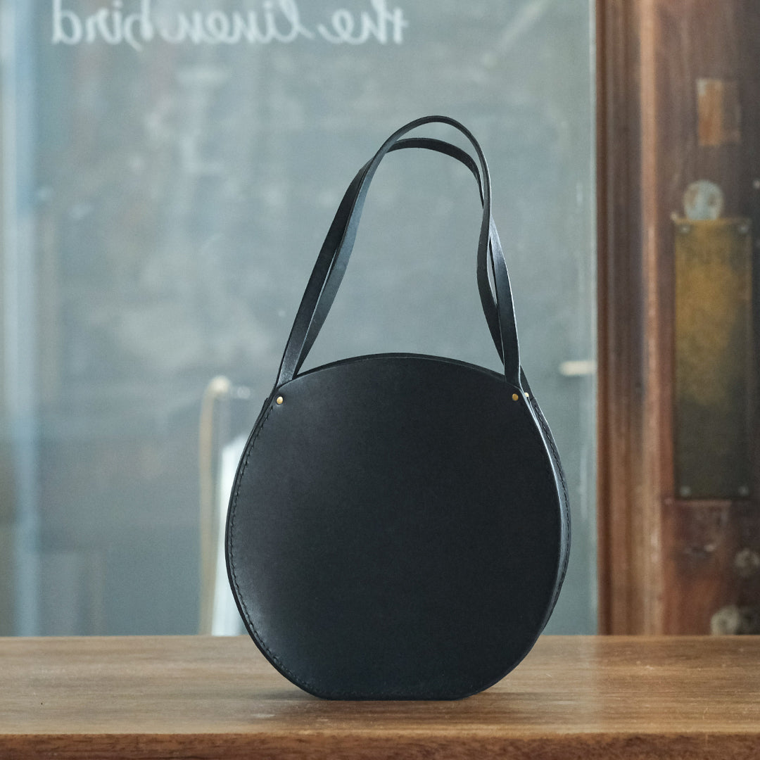 ANTONIO MARRAS ハンドルミニバッグ まるい形が個性的。普段にもきれいめな装いにも持てるバッグ