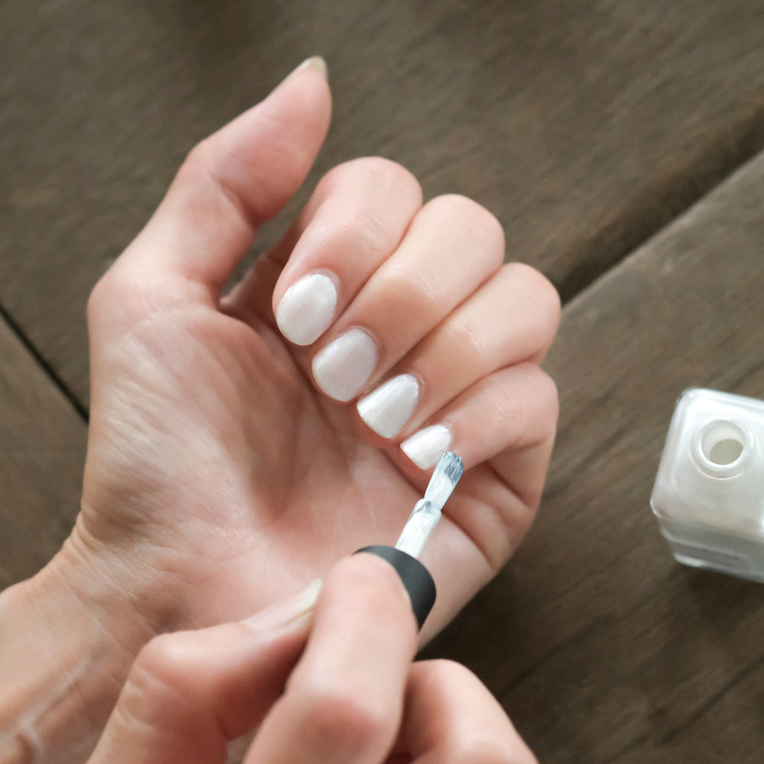 日差しに映える、シャイニーなホワイトグレー – Envelope