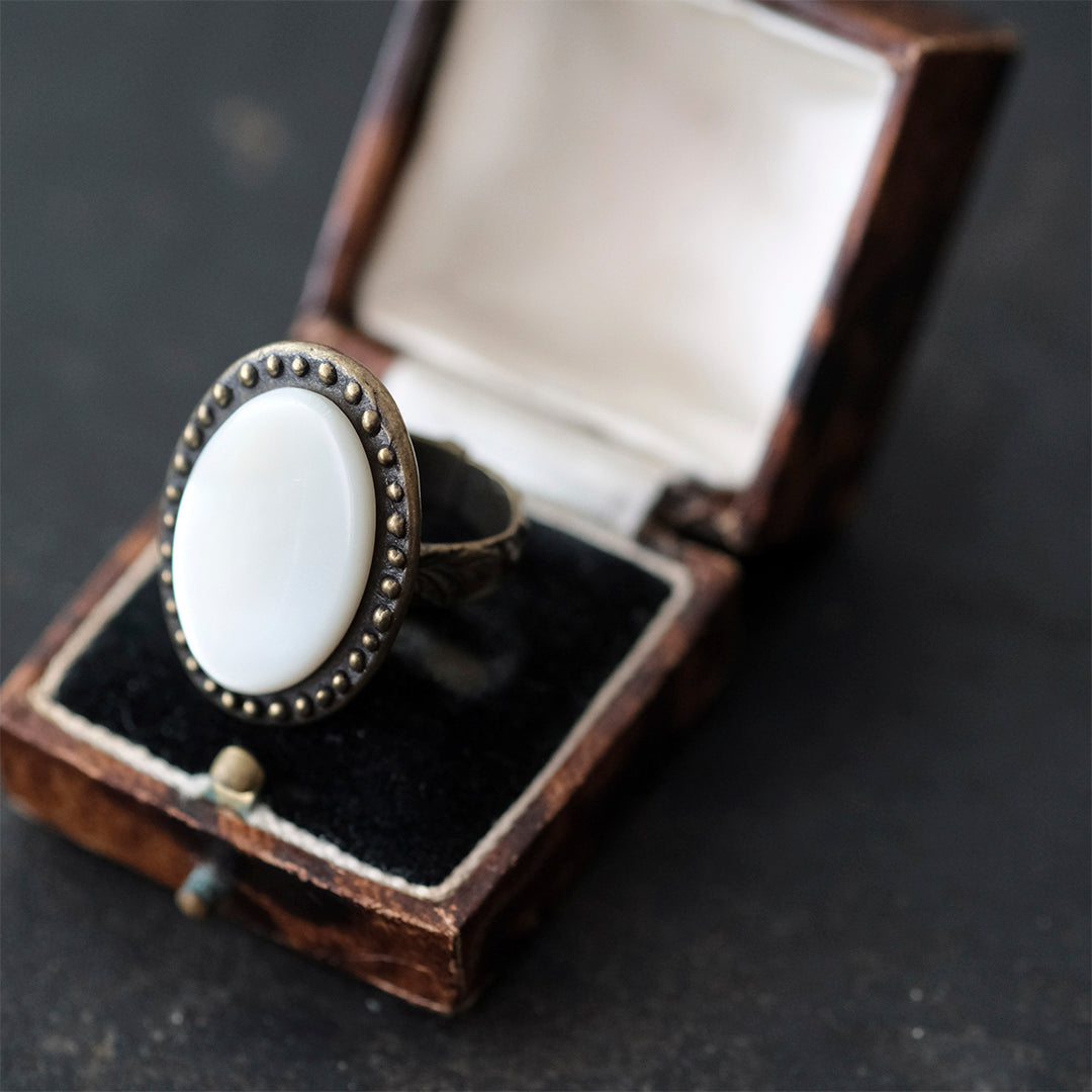 貝の柔らかな光沢が美しいリング Envelope エンベロープオンラインショップ