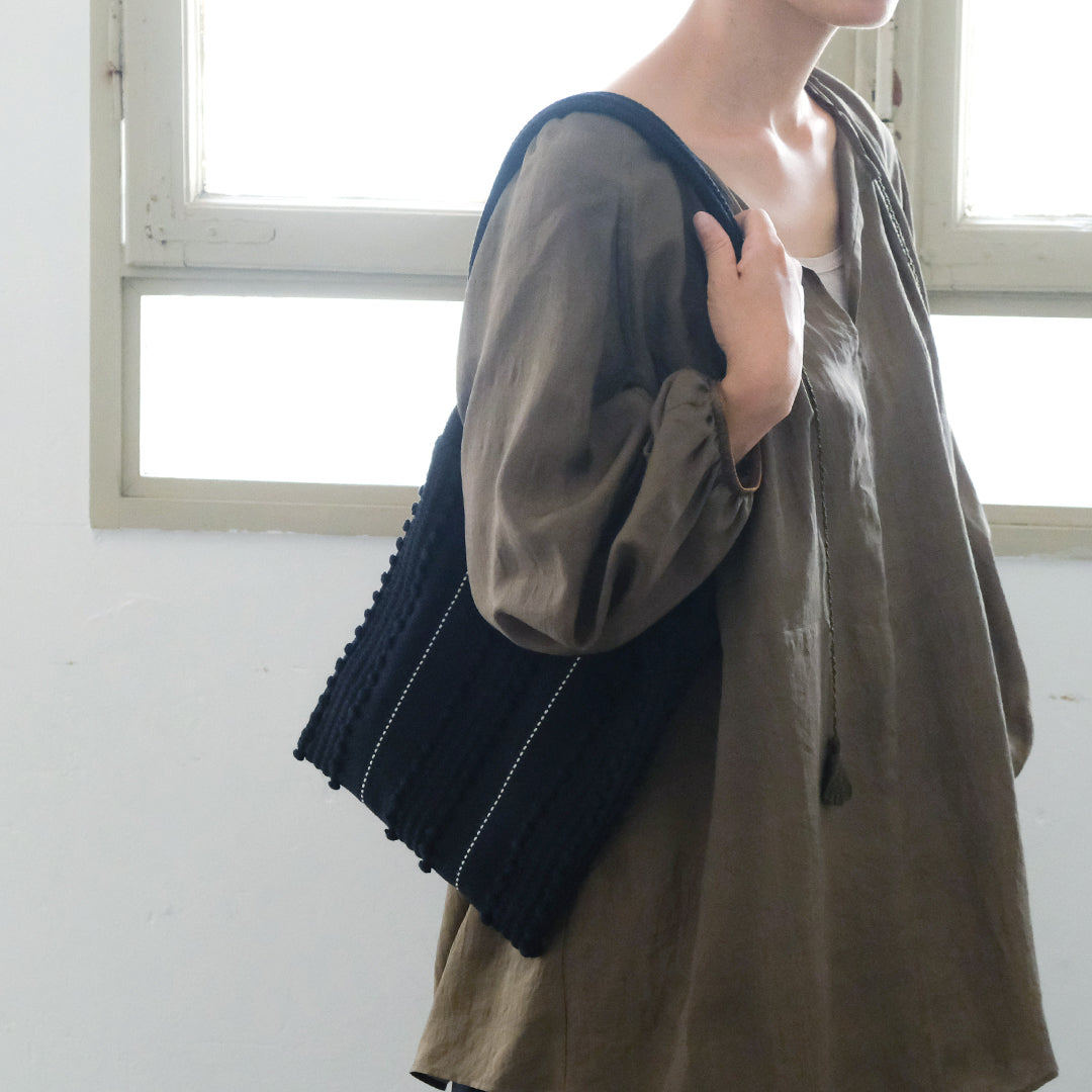 洗練されたやわらかさを添える、サルデーニャ島伝統の手織り布のバッグ