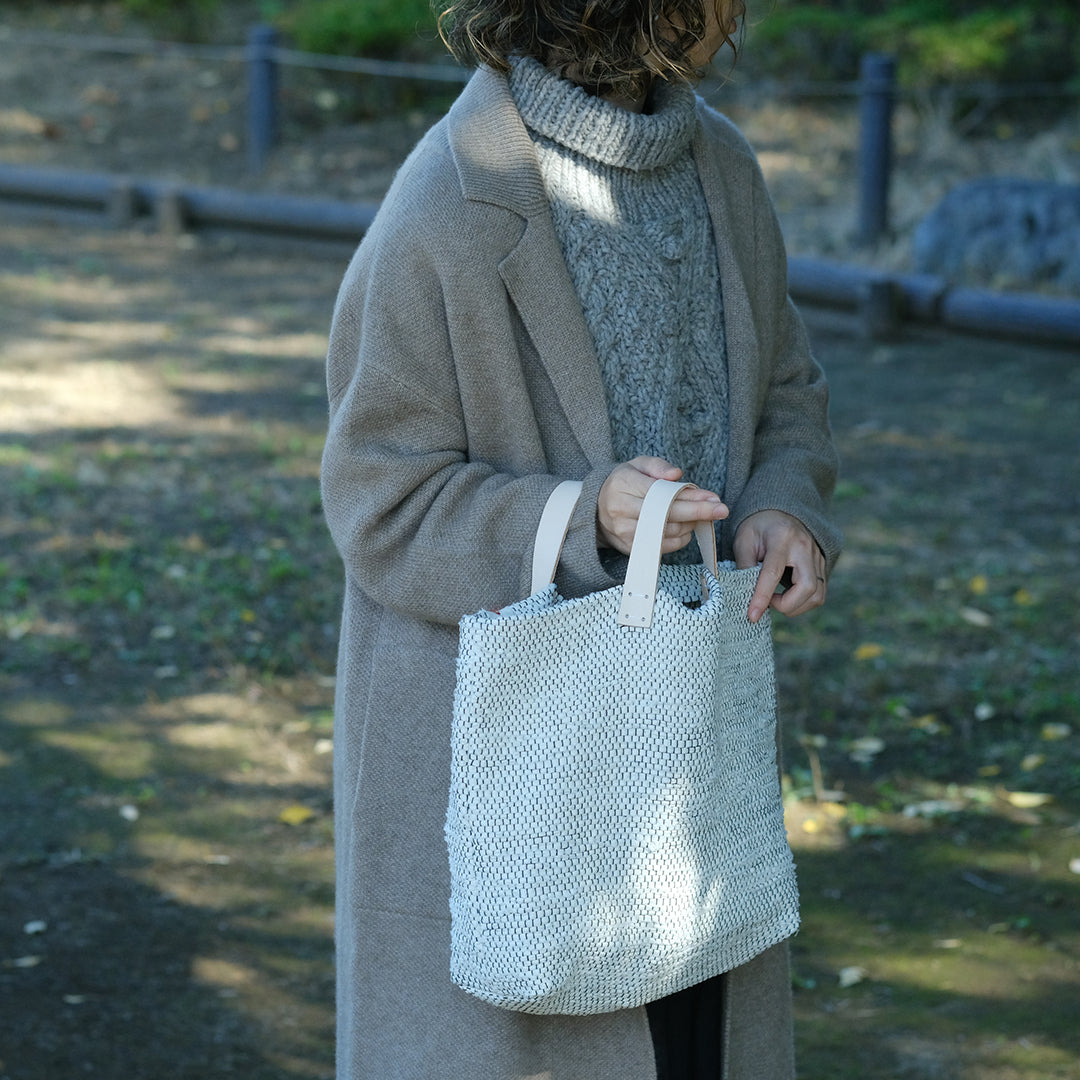 白と黒で織りなす、裂き織りバッグ – Envelope - エンベロープ