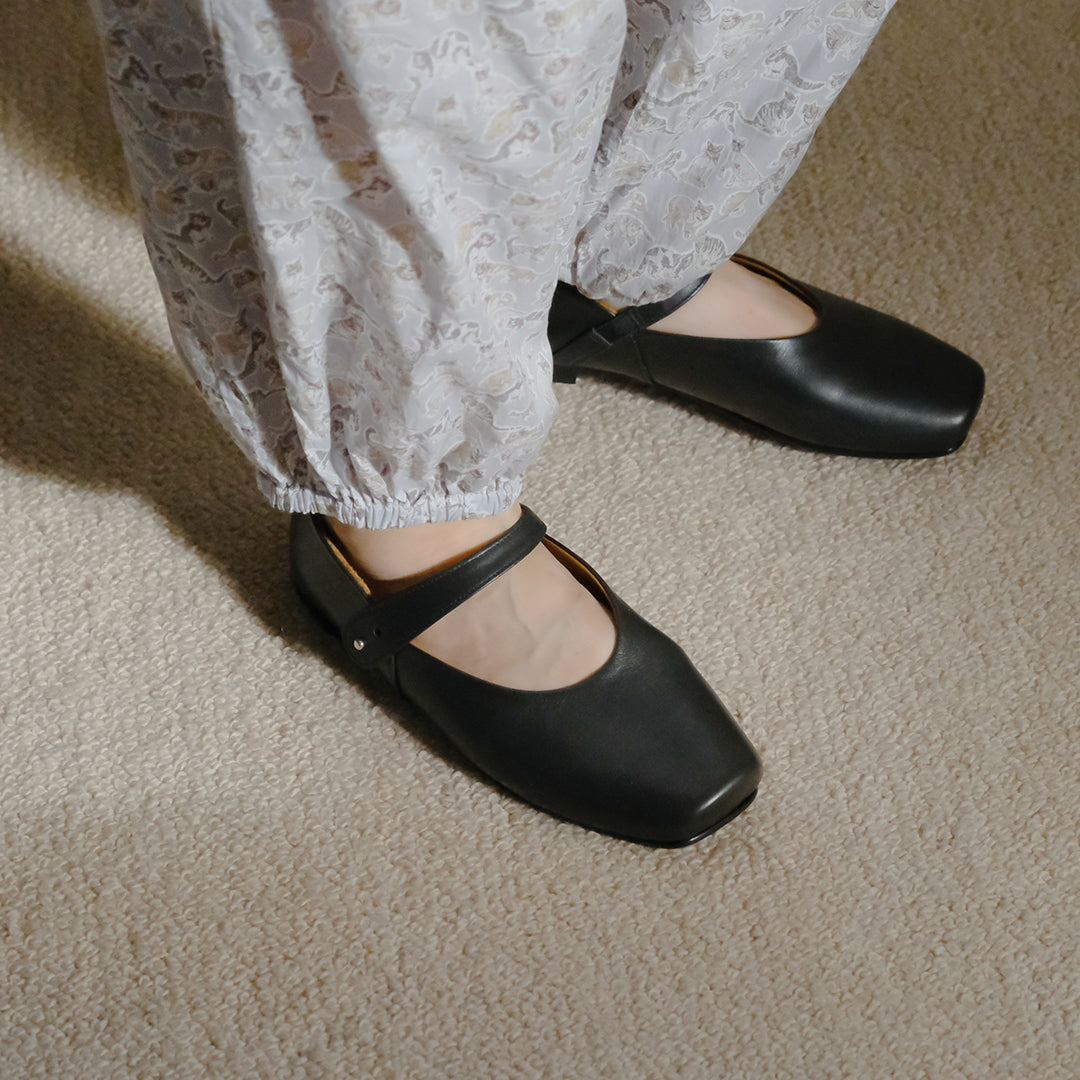 【受注商品】［AUTTAA］Ankle strap pumps
