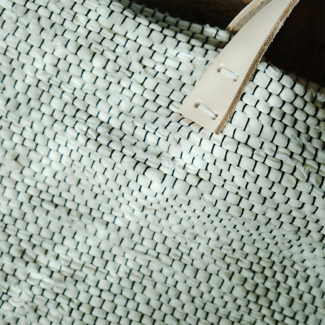 ［tatetoyoco］裂織りバッグ （経糸黒/ムジ）