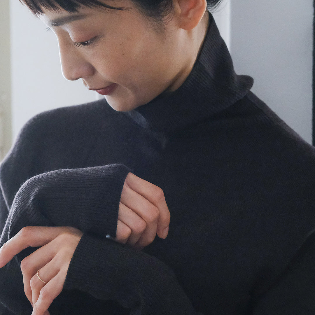 ふわっとよりそうあたたかさ。シームレスのタートルネック – Envelope