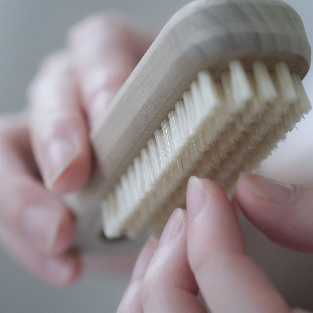 やっかいな爪の汚れに、天然毛のネイルブラシ – Envelope