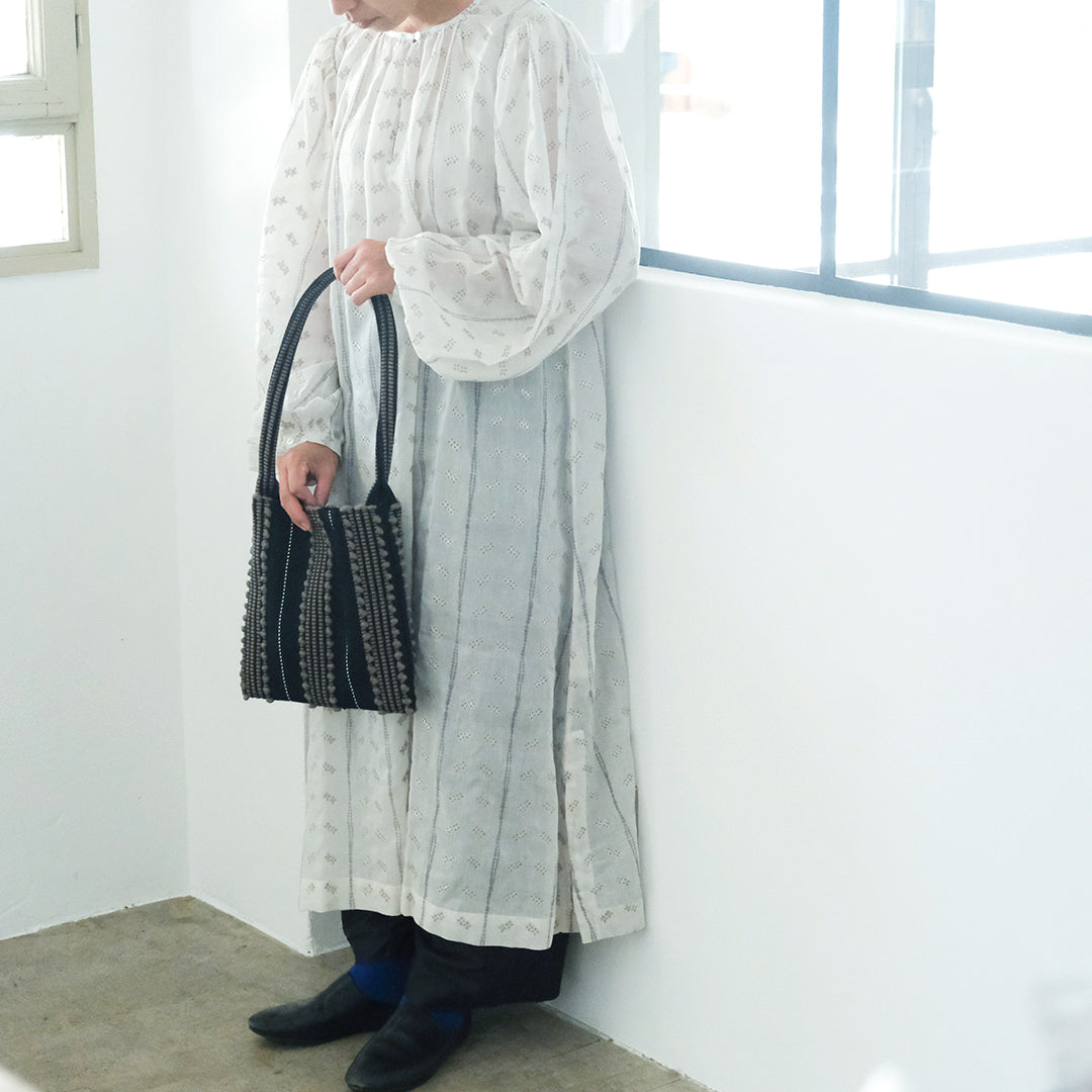 洗練されたやわらかさを添える、サルデーニャ島伝統の手織り布のバッグ