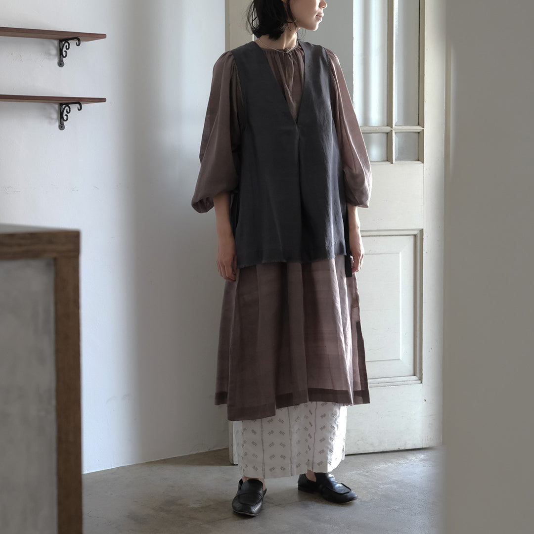 グレーにベストを合わせて(モデル身長170cm)