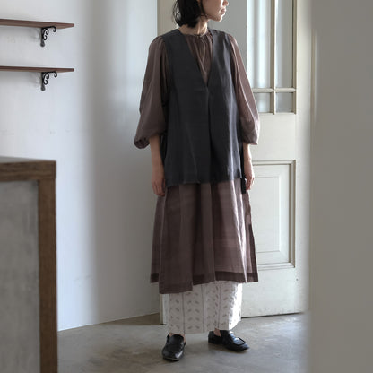 グレーにベストを合わせて(モデル身長170cm)